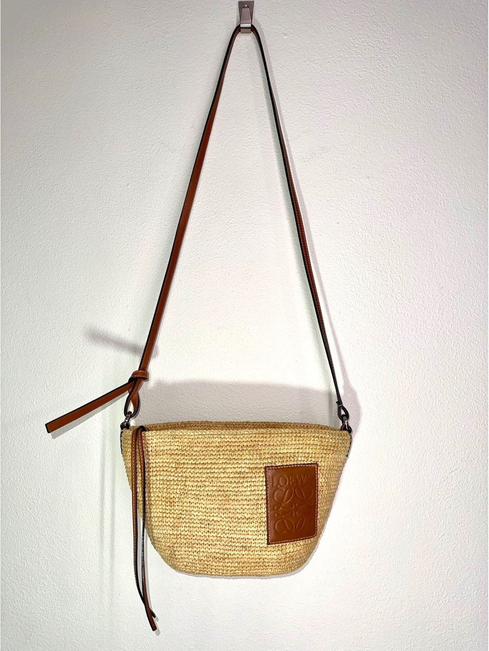 $990 Authentic Loewe Slit Pochette Raffia Leather Crossbody Handbag Purse Tan